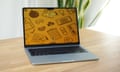 Apple MacBook Air M4 review showing the lockscreen on a table.